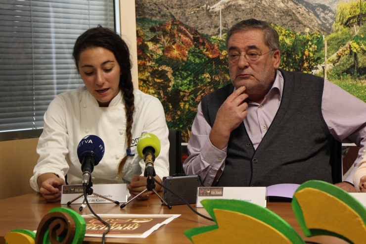 La xef de cuina, Clàudia Cornella, i el representant dels cellers, Carles Verdaguer, durant la presentació del maridatge solidari de vins d'altura i cuina andorrana celebrada aquest dimecres.